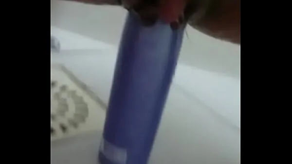 XXX Stuffing the shampoo into the pussy and the growing clitoris mega cső