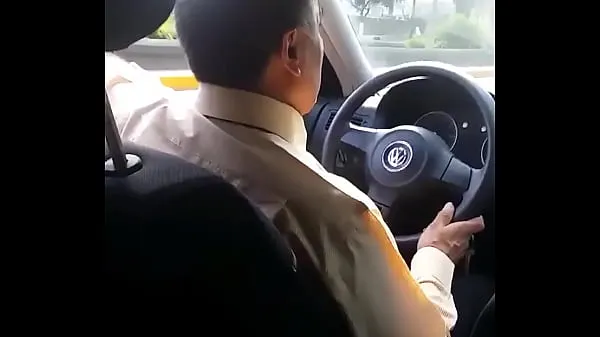 XXX My girlfriend takes off the thread in the taxi ống lớn