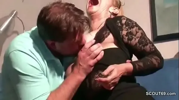 XXX Stief-Sohn fickt seine Mutter mit grossen Hupen durch मेगा ट्यूब
