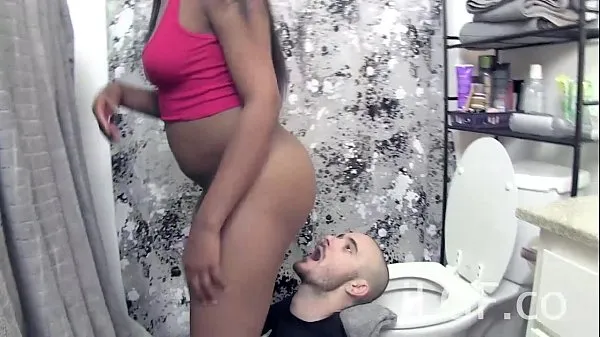 XXX Nikki Ford Toilet Farts in Mouth ống lớn