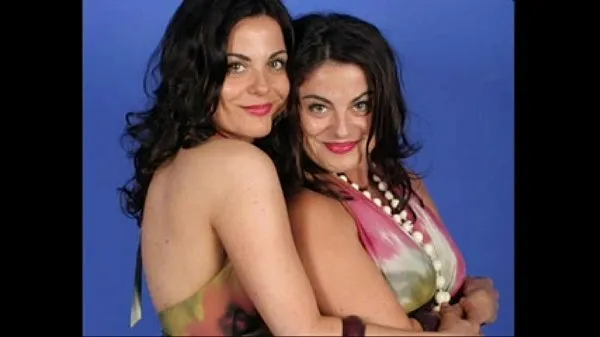 XXX Identical Lesbian Twins posing together and showing all megaputki
