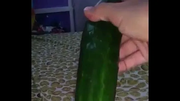 XXX masturbating with cucumber巨型管