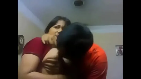 XXX Indian aunty hot kiss megaputki