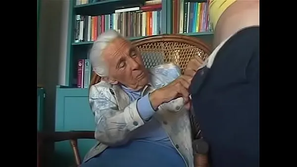 XXX 92-years old granny sucking grandson أنبوب ضخم