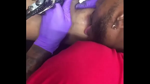 XXX Horny tattoo artist multi-tasking sucking client's nipples أنبوب ضخم