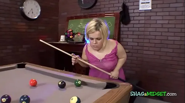 XXX Midget turned on while playing pool 메가 튜브