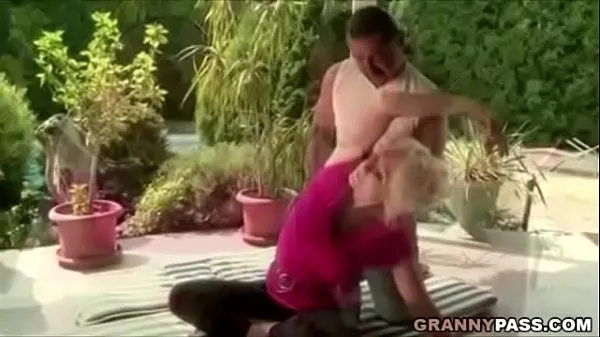 XXX Granny Fucks New Yoga Teacher megaputki
