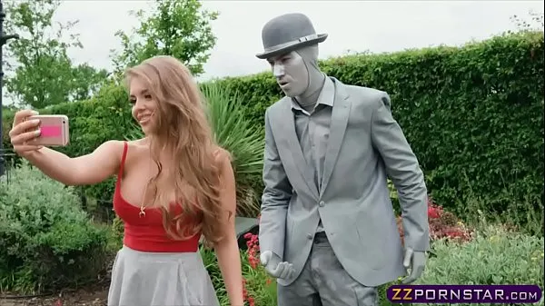 XXX Busty chick fucks a living statue performer outdoors أنبوب ضخم