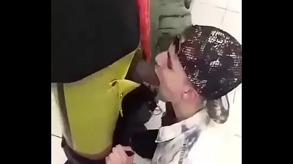 XXX Sucking and taking the 's piss in the bathroom หลอดเมกะ