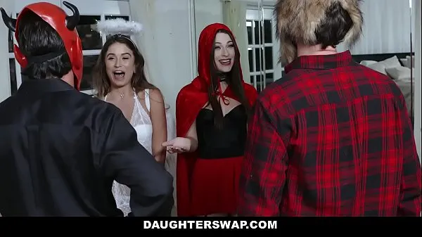 XXX Cosplay (Lacey Channing) (Pamela Morrison) Receive Juicy Halloween Treat From StepDaddies ống lớn