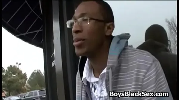 XXX Sexy white gay boy enjoy big black cok in his mouth巨型管