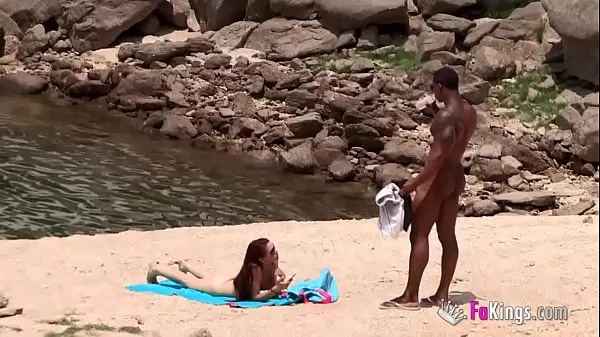 XXX The massive cocked black dude picking up on the nudist beach. So easy, when you're armed with such a blunderbuss मेगा ट्यूब