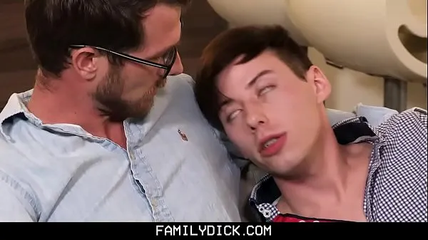 XXX FamilyDick - Hot Teen Takes Giant stepDaddy Cock巨型管