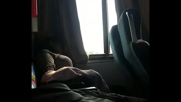 XXX Busty bounces tits on bus ống lớn