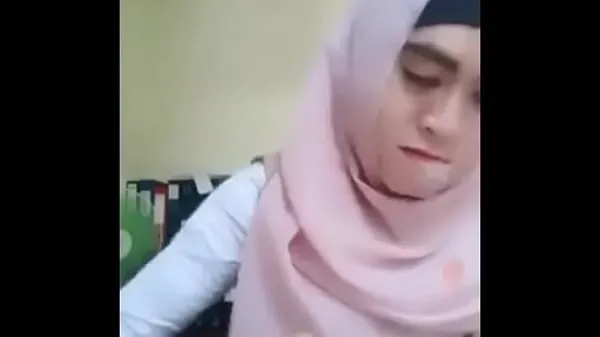 XXX Indonesian girl with hood showing tits μέγα σωλήνα