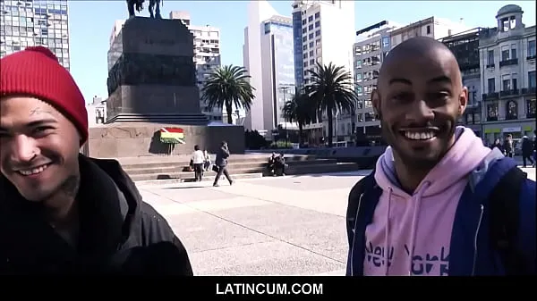 XXX Espanhol latino Twink Kendro se encontra com um cara negro latino no Uruguai para uma cena de merda mega tubo