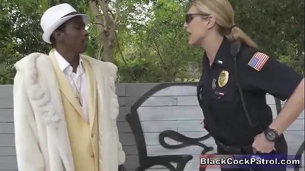 XXX Black Street Pimp Fucked By White Female Cops As Punishment 메가 튜브