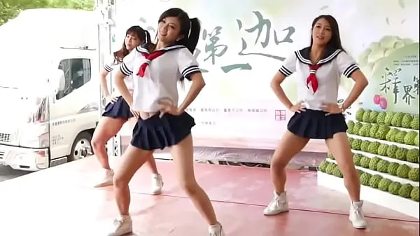 XXX The classmate’s skirt was changed too short, and report to the training office after dancing 메가 튜브