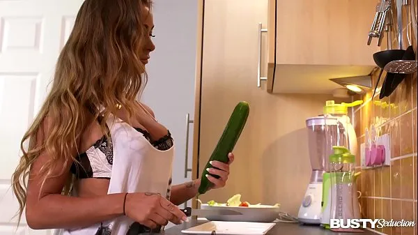 XXX Busty seduction in kitchen makes Amanda Rendall fill her pink with veggies megaputki