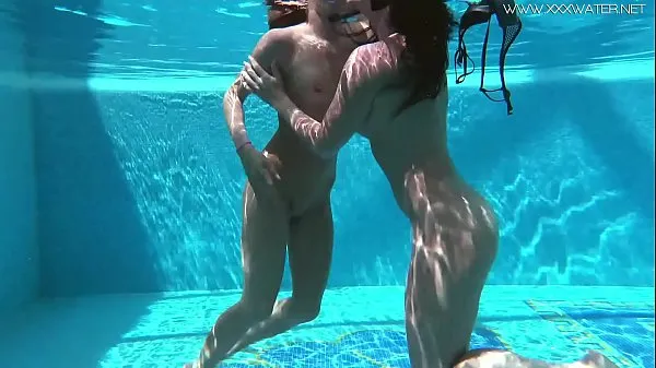 XXX Jessica and Lindsay naked swimming in the pool أنبوب ضخم