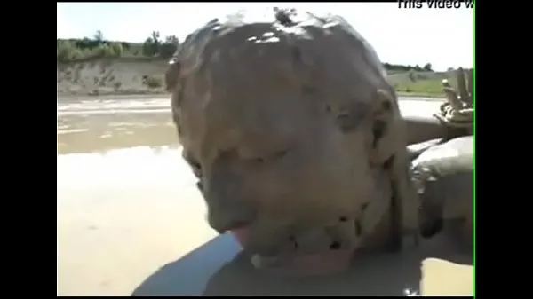 XXX This lady playing BDSM in Mud is serious playing it hardcore by أنبوب ضخم