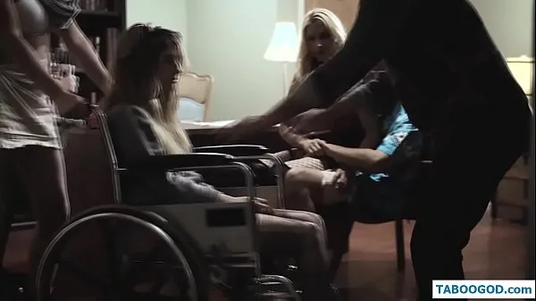 XXX the girl in a wheelchair أنبوب ضخم