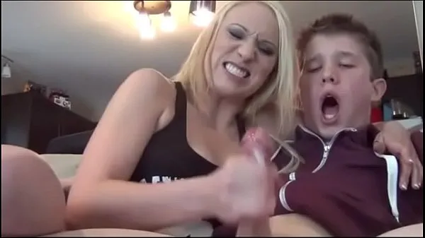XXX Lucky being jacked off by hot blondes أنبوب ضخم