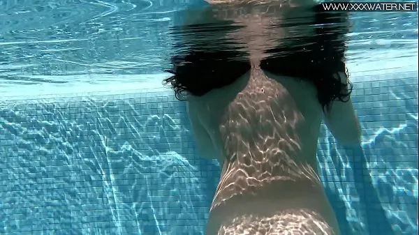 XXX Super cute hot teen underwater in the pool naked 메가 튜브