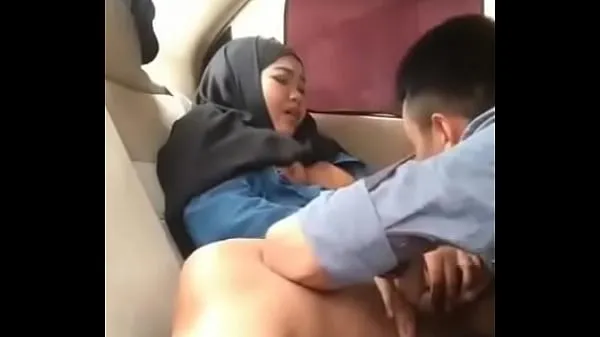 XXX Hijab girl in car with boyfriend ống lớn