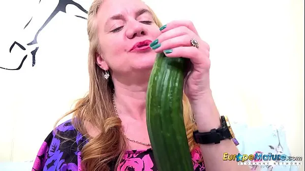 XXX EuropeMaturE One Mature Her Cucumber and Her Toy 메가 튜브
