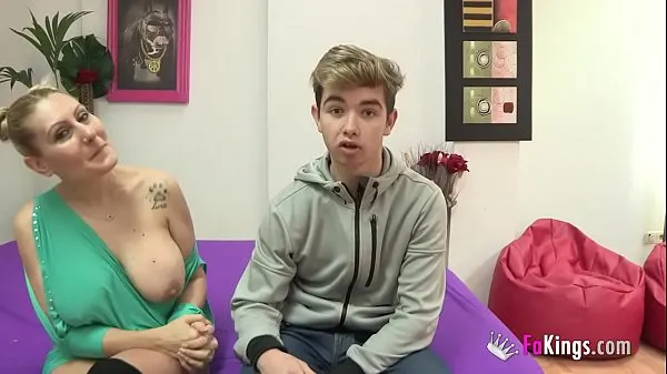 XXX nuria e seus enormes boobies transam com uma novata de 18 anos que tem a idade do filho mega tubo