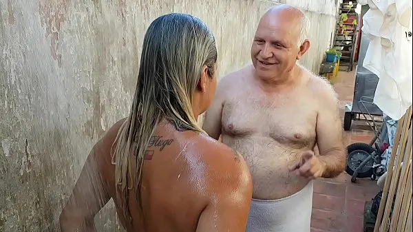XXX Grandpa bathing the young girl he met on the beach !!! Paty Butt - Old Grandpa - El Toro De Oro mega trubice