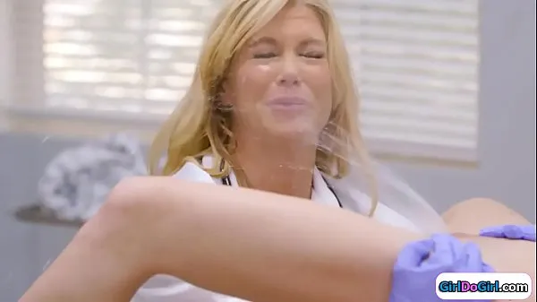 XXX Unaware doctor gets squirted in her face أنبوب ضخم