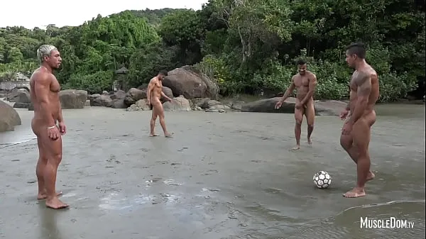 XXX Naked football on the beach mega cső