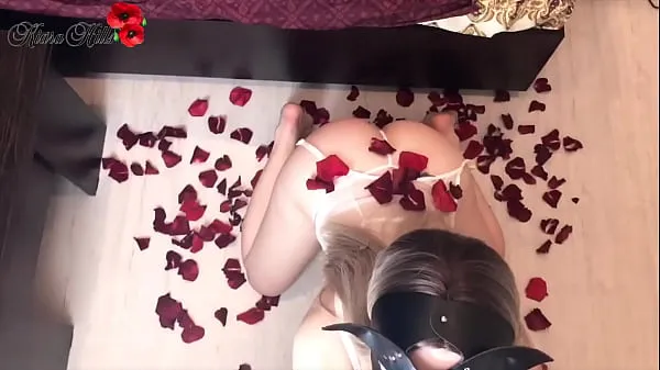 XXX Beautiful Babe Sensual Fucks in Rose Petals On Valentine's Day ống lớn