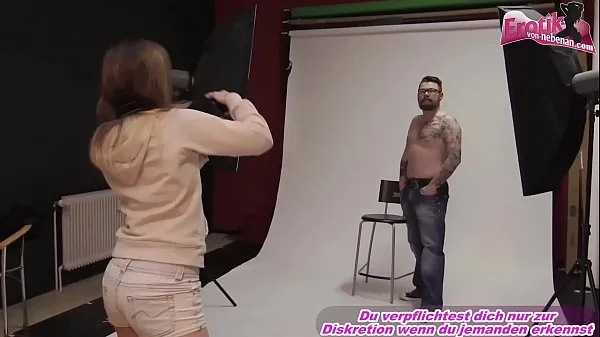 XXX Photographer seduces male model while shooting巨型管