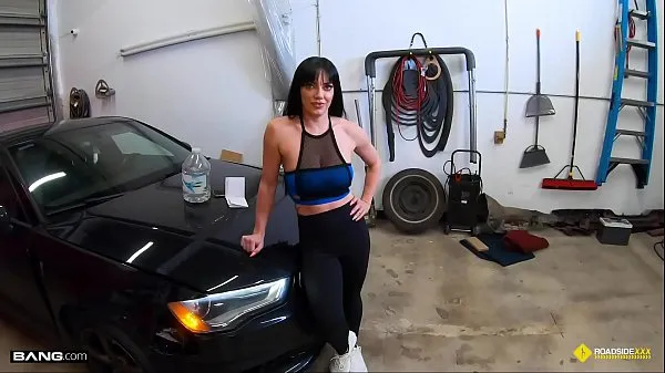 XXX Roadside - Fit Girl Gets Her Pussy Banged By The Car Mechanic megarør
