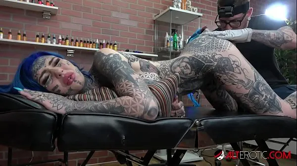 XXX Amber Luke gets a asshole tattoo and a good fucking巨型管