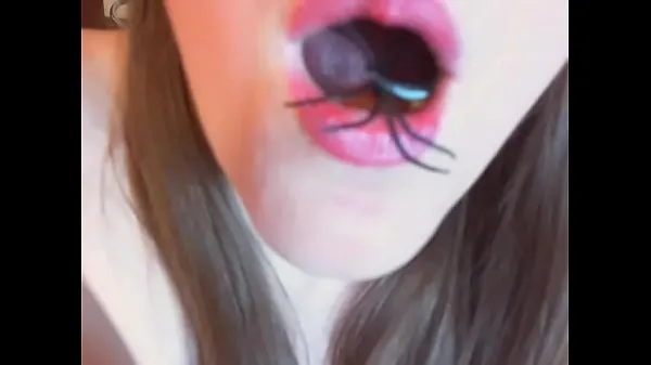 XXX A really strange and super fetish video spiders inside my pussy and mouth巨型管