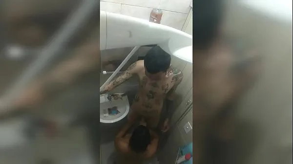 XXX I filmed the new girl in the bath, with her mouth on the tattooed's cock... She Baez and Dluquinhaa mega cev