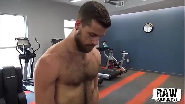 XXX Hairy stud tugs his cock after the gym mega trubice