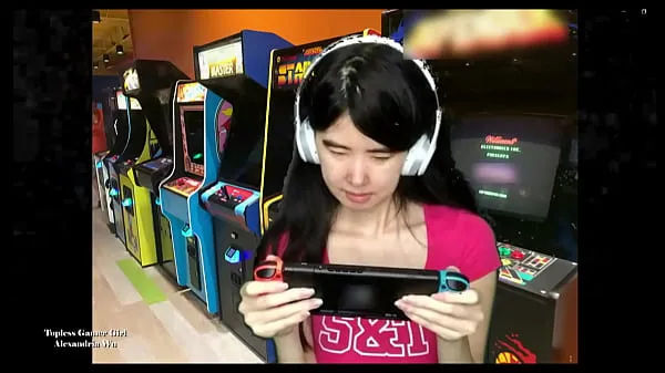 XXX Topless Asian Gamer Girl หลอดเมกะ