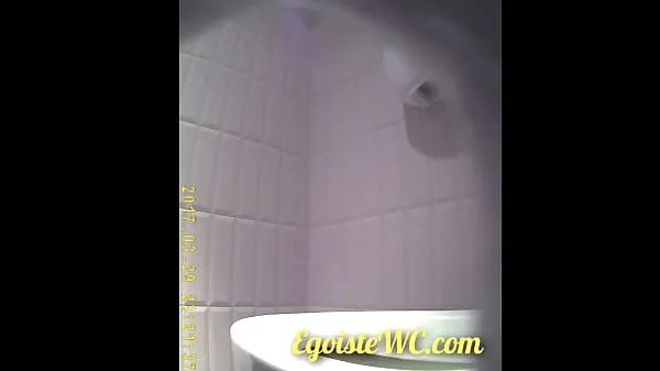 XXX The camera in the women's toilet filmed the beautiful vaginas of girls close-up أنبوب ضخم