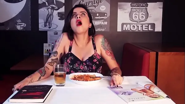 XXX Girl is Sexually Stimulated While Eating At Restaurant μέγα σωλήνα