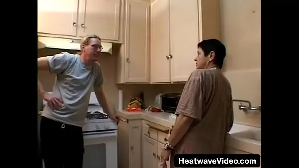 XXX A granny fucked in the kitchen ống lớn