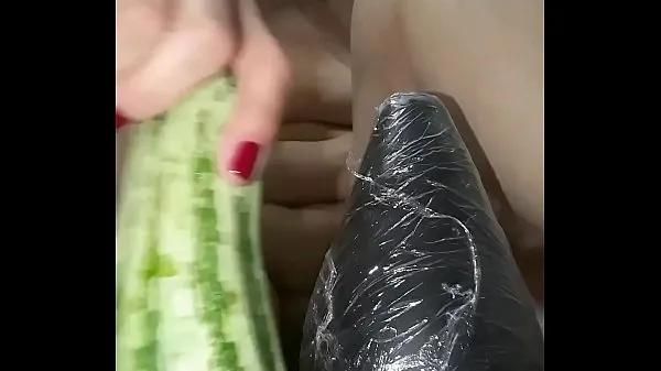 XXX The bitch isn't content with just b., she loves to bust her tail in a big thick zucchini until the edge of her ass is loose巨型管