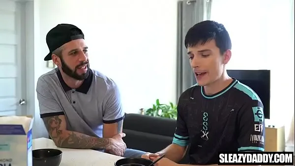 XXX Gay Stepdaddy takes care of injured stepson ống lớn