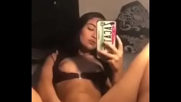 XXX Girl makes video fingering Herself in mirror megarør