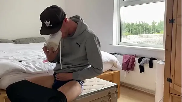 XXX Chav lad wanks and shoots on his bfs sneakers หลอดเมกะ