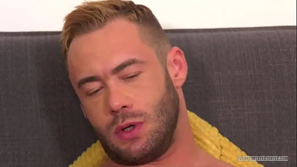 XXX Solo session with blond muscle man stroking his dick on the couch أنبوب ضخم